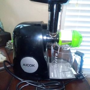 Slow masticating cold press juicer